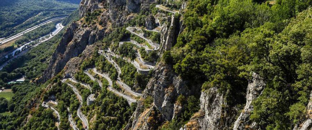Projet de transport par câble pour fluidifier l'accès à l'Alpe d'Huez et limiter la pollution.